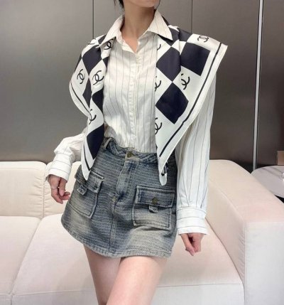 黑白格子 经典 双面印花18姆米 size 90X90Cm 100%真丝 简洁经典 也只有香奈儿能如此优雅随意的玩转黑白单色了吧 Yyds 不论是场合搭配还是服