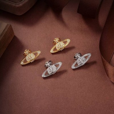 Viviennewestwood 西太后耳钉宝宝，什么是快乐星球，来，这就是快乐星球！绝美土星耳钉，闭眼入准没错！纯粹王冠球是经典的象征，闪耀土星环勾勒未来波光