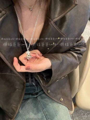 西太后 Vivienne 中号毛衣链彩钻土星 闭眼准入没错！彩钻镶嵌、纯王粹冠球经是典的象征，闪土耀星环勾未勒来波光转流间，开启一场未与来的崭新际遇！我采们用特
