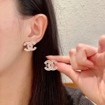 chanel香奈儿 中古 双C耳钉原版复刻Logo 小香家的款式真心无需多介绍每一款都超好看，精致大方，非常显气质