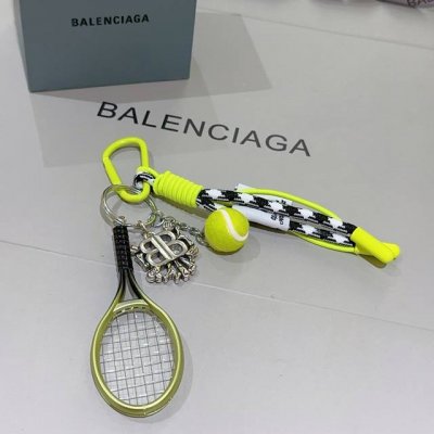 新品发布 巴黎世家包包挂饰钥匙扣 巴黎世家钥匙扣 最新款包包挂饰档次更高明星同款 经典款联名设计理念钥匙扣系列 细节对版做旧处理 非市面亮面版型 这款一直在出