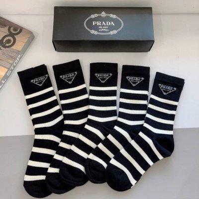 配包装 一盒5双 prada 普拉达 新款高端材质长筒袜子 爆款倒三角标 专柜同步小腿袜子 大牌出街 潮人必备超百搭