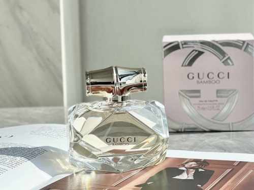 专柜品质 Gucci Bamboo竹韵女士淡香水75Ml 香调：木质花香调 前调：佛手柑 中调：依兰、卡萨布兰卡百合、橙花 后调：琥珀、檀香、大溪地香草 对本质