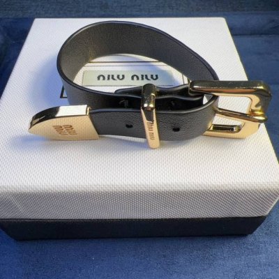 Zp打版 Miumiu皮手环优雅大方精工设计 雕刻 非常修饰手型 青春活力 一眼就被这款吸引了 非常漂亮的颜色搭配 时尚又俏皮