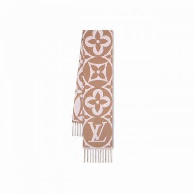Lv家。23年秋冬新款大驴家Medallion 围巾，以大号经典字母和 Monogram 花卉彰显品牌格调，再以纤长流苏饰边增添华美质感。绵羊毛围裹舒适暖意，无