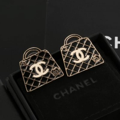 chanel 香奈儿经典双C包包耳钉 这款随意搭配都是非常好看百搭时尚单品 日常款 很修饰脸型 很上档次的 很优雅气质 耳环