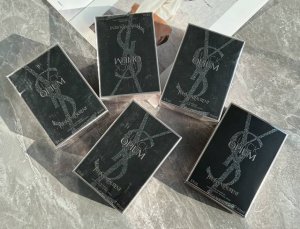 高端品质 Ysl圣罗兰 黑鸦片90Ml 属性：女香 香调：东方美食调 前调：粉红胡椒 橙花 梨 中调：咖啡 茉莉 杏仁 甘草 后调：香草 广藿香 雪松 开司米木