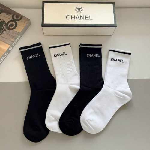 配包装 一盒4双 chanel 香奈儿经典中筒袜子高版本纯棉材质柔软 秒杀市场普通货 经典的双C图案Logo 专柜同步袜子大牌出街 潮人必备 超好搭