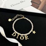 Dior手链热销款爆上新 迪奥四字母锆石水晶手链 四字母流苏设计，边上五角星点缀，高级感满满又璀璨，让整体更加有层次感 镶满Bling Bling的钻石分量感十