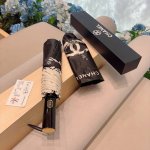 Chanel 香奈儿 三折自动折叠晴雨伞 集合香奈儿灵魂Logo为一体的设计风格高雅奢华 带在身上带来独特视觉效果 为伞而动 骄阳烈日下 有独家防晒科技 伞面选