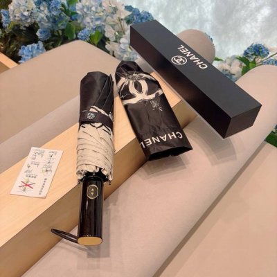 Chanel 香奈儿 三折自动折叠晴雨伞 集合香奈儿灵魂Logo为一体的设计风格高雅奢华 带在身上带来独特视觉效果 为伞而动 骄阳烈日下 有独家防晒科技 伞面选