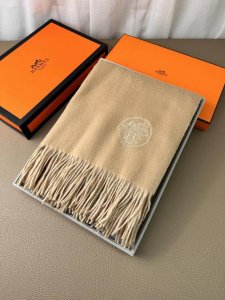 Hermes。 H经典双面大披肩-驼色配杏色 专柜1:1原版！HermēS今年必须收的款 双色羊绒披肩 这批货为香港贸易公司来做的单！也是费了好大的心思才拿到.