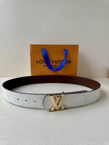 特 4.0宽 Lv Dimension Monogram HéRitage 双面腰带拼接素净皮革和 Monogram 涂层帆布，呈现经典设计的崭新演绎。品牌元素