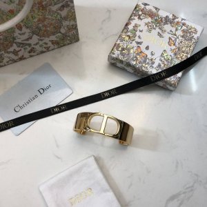 批90 这款“Cd”开口手镯是标志性的 Montaigne 系列单品之一，该系列包含众多经典百搭款。这款极简主义开口手镯饰有醒目的金色白金属覆层“Cd”标志。这