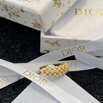 Dior热销新款珍珠戒指上新 迪奥家一如既往的名媛风！气质美女子必备！ 圆润饱满的线条透露着优雅和高级感 没有任何风格限制的百搭款，日常超实用 上手敲显白，精致