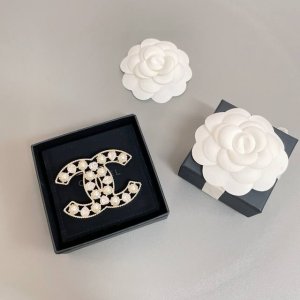 我们出品 香镂空爱心钻珍珠胸针 ZP4500 22S新款的这个胸针真的绝美超好搭 360 全面手工拉丝工艺 超级重工 Z这个胸针我真心觉得这个设计这个工艺便宜啊