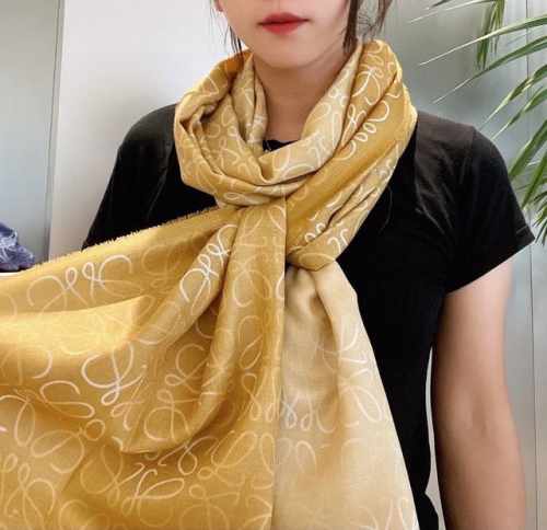 Loewe 作为西班牙的顶尖奢侈品牌，散发独特的西班牙贵族气息，低调有内涵 本款为巴塞罗那橱窗定制款，上市几天被抢够一空，国内售价 2685 一条难求 围巾整体