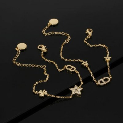 Dior 迪奥Jadior 字母两条装手链 采用金色作为主要颜色，配上字母、五角星、增添了一份可爱。饰品的复古风格非常的讨好，与吊坠的搭配不会显得特别的沉闷，金