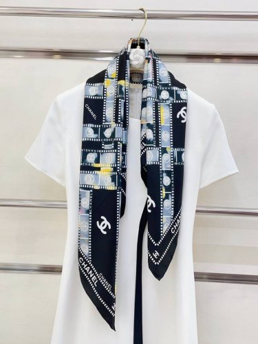 18姆米 双面同色 新款Ch 彩色胶片图案 美翻了[流泪]御用殿堂级极品经典元素图案设计风格美丽至极 真的 上身极为衬肤色 百搭 好看不好看自己看吧 尺寸90X