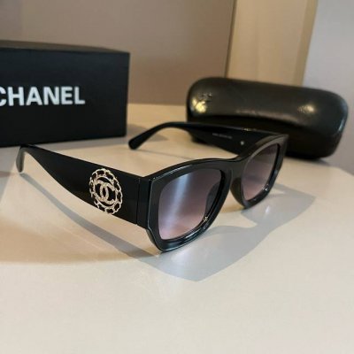 chanel香奈儿太阳镜 真是爱了爱了 上脸那气场拿捏的死死,巨显脸小 眼镜大单一点也不重 镜腿幅度设计的刚刚好 佩戴轻盈舒适