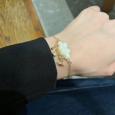 西太后云朵手链 太精致了喜欢这种小而精致的款 它很适合叠戴那种很精致的饰品 这个东西我说来说去就这些话 但西太后这个牌子没尝试过的可以试试 很可以 主要太日常
