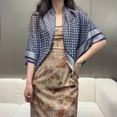 lv新鲜出炉的超赞小披肩~！ 披肩尺寸是少有的120Cm*120Cm，小字母老花的设计，真的超级心水，尺寸设计都刚刚好的感觉，高级的特别有氛围感！！重点说下品质