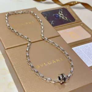 宝格丽项链V金材质。Bvlgari宝格丽 Divas‘ Dream 系列 品相完美，细节无敌，那种独特的色泽完全无可挑剔，再缀以经典指环外形设计，简约之余却又优
