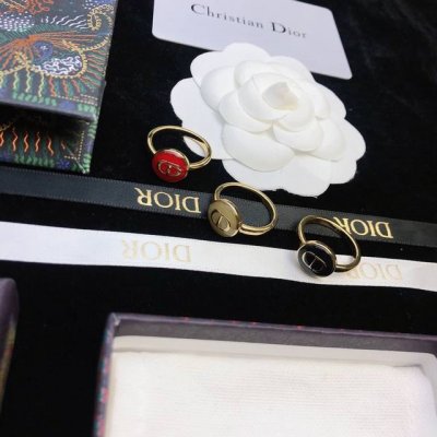 p50 Dior Cd 简约圆饼戒指 风情演绎 时尚绝伦 Cd 复古滴油设计感搭配金色链条 简约Cd搭配色彩设计颜色 气质优雅 时尚潮流 美妙绝伦 码数678