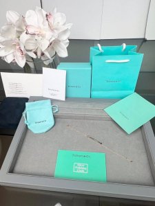 在微笑日，让微笑成为你最闪耀的光芒 发自内心的微笑，不仅是表情，更是快乐美好的记忆。 世界微笑日和T Smile微笑系列一起， 用快乐温情的弧线，着手记录爱与生