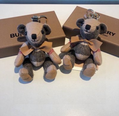 Burberry代工厂p小熊挂件 ，熊泰迪熊钥匙扣挂件 温柔到心里 准备已久、精致自留 ！ 内部填充物与专柜一致，手感真的很赞五金扣全部采用电镀工艺，四肢可自由