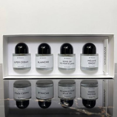 高品质/140 百瑞德中样香水四件套。 百瑞德中样香水4件套4*30Ml带喷头。 内含：无人区玫瑰，白色浪漫，超级雪松，荒漠孤魂百瑞德香水4件套*30Ml带喷