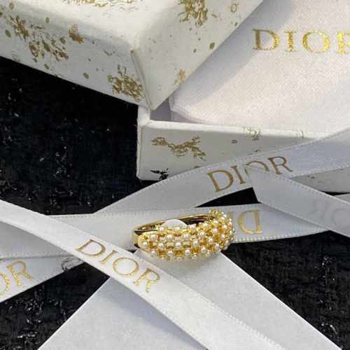 Dior热销新款珍珠戒指上新 迪奥家一如既往的名媛风！气质美女子必备！ 圆润饱满的线条透露着优雅和高级感 没有任何风格限制的百搭款，日常超实用 上手敲显白，精致
