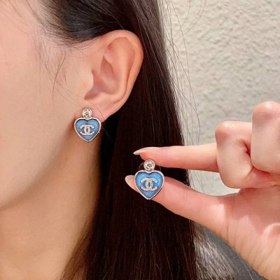 香奈儿爱心双C镶钻耳钉