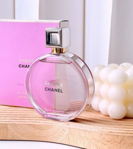 专柜品质 Chanel 香奈儿粉色邂逅柔情香水 “香奈儿邂逅香水”系列以清新花香为主调，充分表达了时代女性充满活力和勇敢果断的一面，邂逅香水是香奈儿第一款圆形瓶