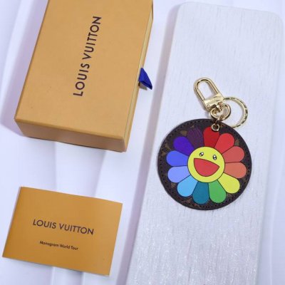 lv 圣诞系列，圆牌钥匙扣 Illustre Xmas Seoul 包饰与钥匙扣讲述品牌吉祥物的韩国之旅。