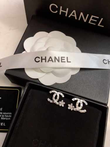 p60 Chanel香奈儿】耳钉 小香耳钉热销款 市面最高版本！专柜1:1款式开模 专柜原版！香奈儿耳钉女神必备 超级显脸瘦[爱心]