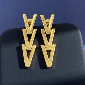 P80范思哲Versace欧美简约复古光面三个V字母长款耳钉 黄铜材料