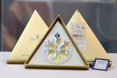 最高品质！欢迎对比 Swarovski 纪念款雪花水晶车挂 庆祝2018年的特别时刻！这款雪花造型的挂饰是以香槟金Swarovski仿水晶精心制作，并带有156