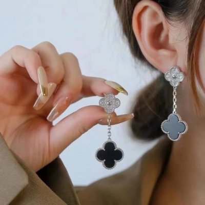 v金镀咪金 精工版本 美弊了V N 梵克雅宝四叶草双花耳拍最新款电镀厚金超强保色做工精致 爆款 爆款实拍原版1:1。经典百搭