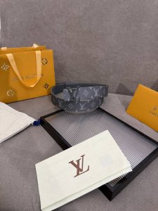 lv男士新款皮带寬度4Cm 訂製帆布面料飾有全新的圖案效果 颜色纯正 衬托進口小牛皮配色底 搭配精緻的字母搭扣 手感极佳 顶级 搭配原单扣140