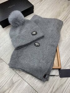 Prada。 羊毛套装帽子-带狐狸毛球 经典套装帽子！帽子围巾！暖暖哒超级舒服～冬日小姐姐减龄神器哦～这个冬天你就差这么一套套装帽子啦～又保暖又时尚！男女通用款