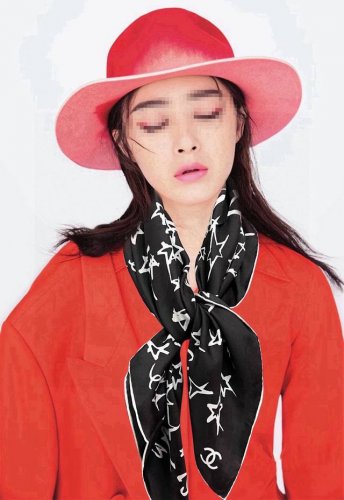 上新 2025小香 涂鸦系列 太美了四季都可以用真心美的让人非常非常心动 上身效果简直美翻了 品质非常完美 整个围巾给人气场的同时又非常精致秀丽绝对值得入手的新