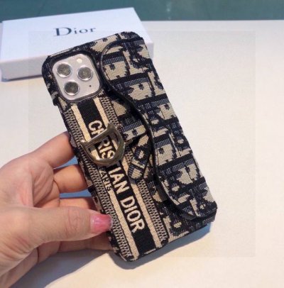 70Iphone16型号已更新 dior手机壳刺绣布卡包手机壳 型号：为了不出现报错型号，请打开本机查看手机设置显示的型号 iphone16Pro Max（6.