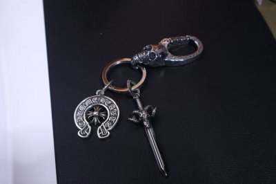 克罗心钥匙扣挂件裤包挂件 做工、质感一流.小细节提升本身整体品味， 搭配起来简直酷毙了.克罗心银饰经过工人手工打制，做工、质感十足，风格作旧粗犷，制作时故意保留