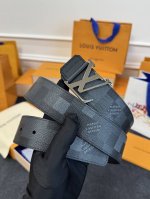 lv Shadow 腰带拥有 Monogram Shadow 皮革的经典风尚和素面皮革的内敛格调，以摩登笔触焕新男士衣橱