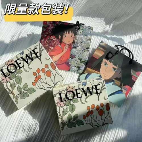 专柜品质 罗意威情人节香薰三件套！味道： 男士透明瓶：100Ml大瓶香水+小样+挂坠。 女士磨砂瓶：100Ml大瓶香水+小样+挂坠。