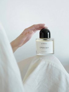 专柜品质 前一阵的居家生活 自由出行变成了一件奢侈的事情 翻看着过去旅行的照片 无比怀念 恰巧在这个特殊的时期 收获了一支新香 byredo的Open Sky天