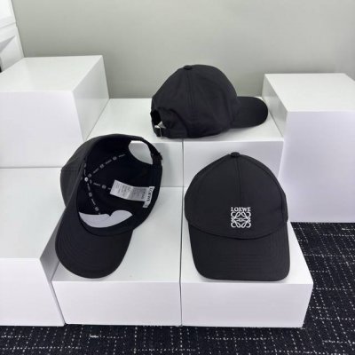 跑量 Loewe～博主们都爱的刺绣棒球帽 潮人的氛围感加持爆棚 帽子版型Hin满意~还巨能搭 贯穿春夏秋冬~男女戴起来都是Feel