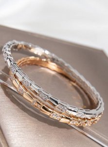 宝格丽手镯Serpenti Viper系列间钻蛇骨手镯 V金材质厚镀厚金 完美镶钻精心打磨 与金属边完美契合 充满诱惑和迷人的感性 钻石的璀璨奢华 呈现出中无与