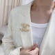 Chanel小香 专柜新款满钻黄金色香奈儿胸针，是最懂女人的饰物。那些倾注了全部心血去做自己的女人，往往更珍惜胸针的意义。香奈儿女士把胸针别在帽子上，并告诉那些